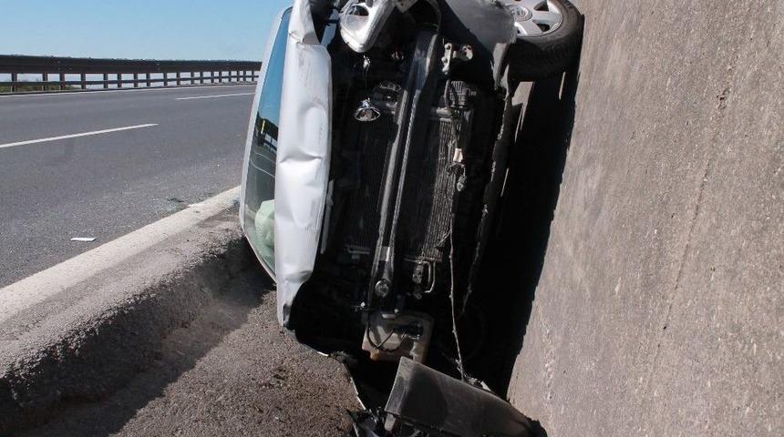 Kontrol&uuml;n&uuml; Kaybeden Ara&ccedil; Su Kanalına Girdi: 2 Yaralı