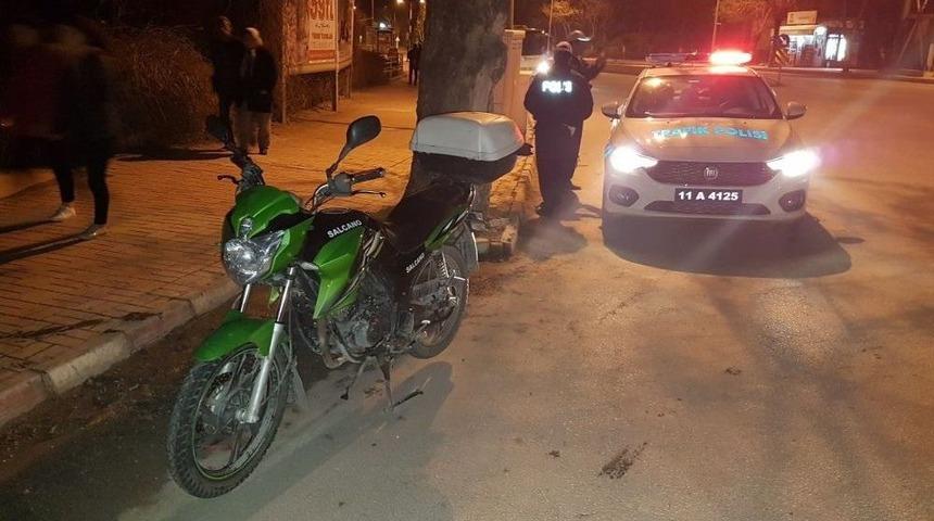 K&ouml;peğe &Ccedil;arpan Motosiklet S&uuml;r&uuml;c&uuml;s&uuml; Yaralandı