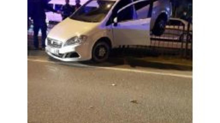 Kontrolden &Ccedil;ıkan Otomobil, Korkuluklar &Uuml;zerinde Durabildi