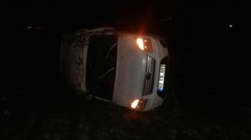 G&ouml;lbaşında Hafif Ticari Ara&ccedil; Takla Attı: 3 Yaralı