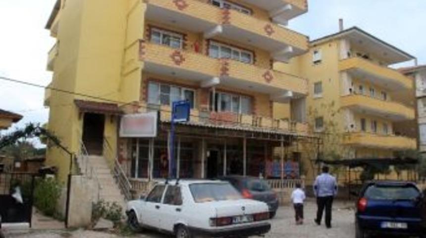 Balıkesir&rsquo;de Polis Memuru Cinnet Getirdi: 1 &Ouml;l&uuml;, 3 Yaralı