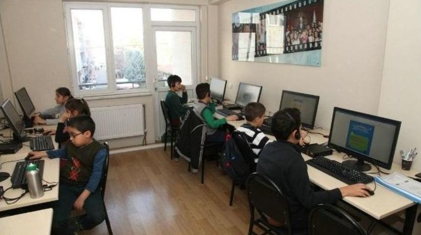 Emek Gen&ccedil;lik Merkezi&rsquo;nden &Ccedil;ocuklar İ&ccedil;in Temel Bilgisayar Kursu