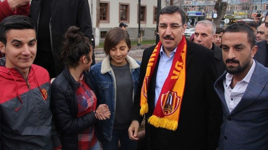B&uuml;lent T&uuml;fenkci: &ldquo;bakanlık Olarak Evkur Yeni Malatyaspor&rsquo;a Bir Otob&uuml;s Hediye Ettik&rdquo;
