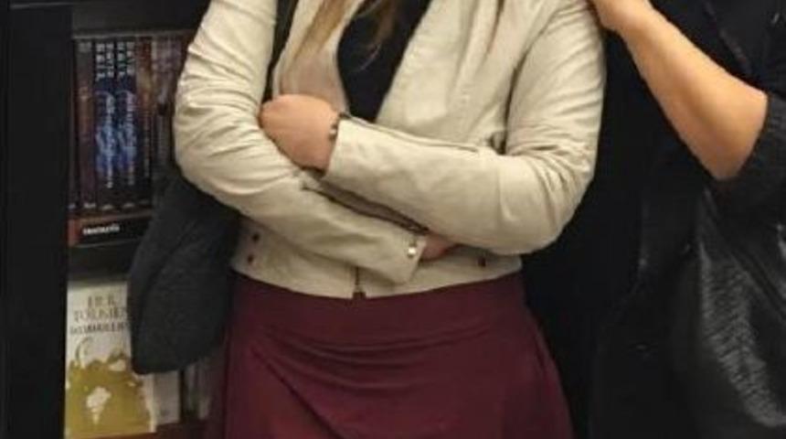 Eski Milletvekilinin Kızı 16 Yaşında Kitap &Ccedil;ıkardı