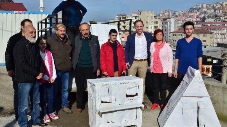 Se&ccedil;imde Kullandığı Afişlerden Sokak Hayvanlarına Kul&uuml;be Yaptırdı