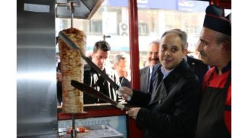 Bakan Kılı&ccedil; Bı&ccedil;ağı Eline Aldı, D&ouml;ner Kesti