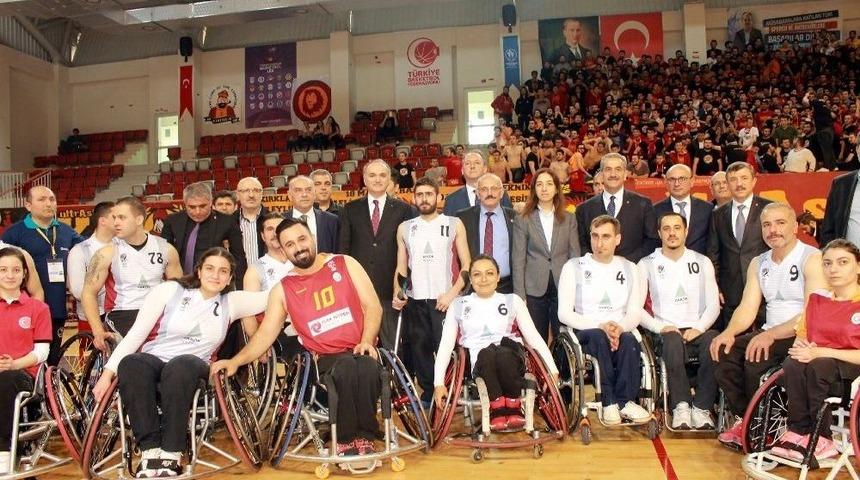 Bilim Sanayi Ve Teknoloji Bakanı Faruk &Ouml;zl&uuml; Yalova&rsquo;da Tekerlekli Sandalye Dağıttı