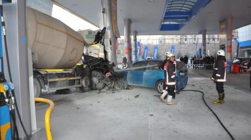 Beton Mikseri Benzin Istasyonuna Daldı; 5 Yaralı