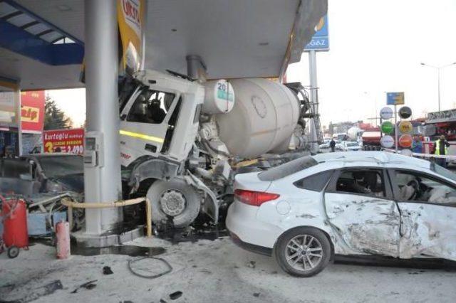 Beton Mikseri Benzin Istasyonuna Daldı; 5 Yaralı