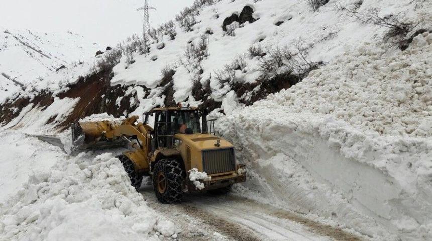 Şemdinli Kayalar K&ouml;t&uuml; Yoluna &Ccedil;ığ D&uuml;şt&uuml;