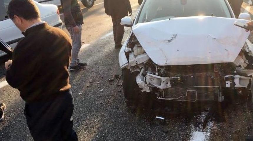 Otomobil İle Minibüs Çarpıştı: 6 Yaralı