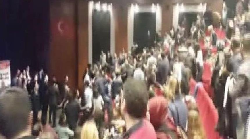 - Sinan Oğan'ın Katıldığı Konferansta Olay.. Oğan: Bir Saldırı Oldu, K&uuml;rs&uuml;y&uuml; Devirdi