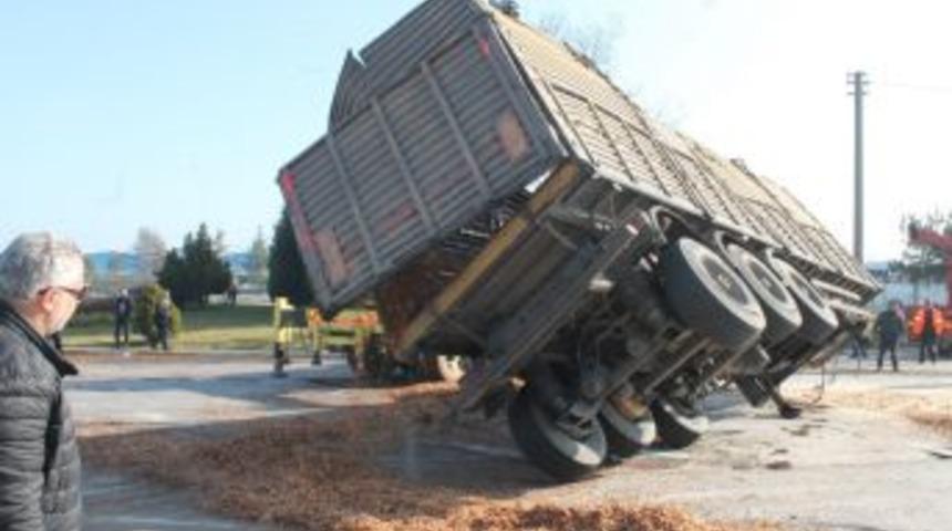 Talaş Y&uuml;kl&uuml; Tırın Devrilme Anı Kameraya Yansıdı