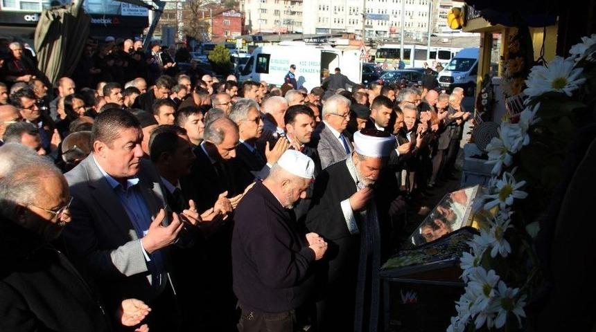 Eski İ&ccedil;işleri Bakanı Efkan Ala Halasının Cenazesine Katıldı