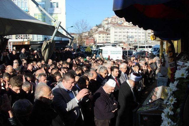 Eski İçişleri Bakanı Efkan Ala Halasının Cenazesine Katıldı