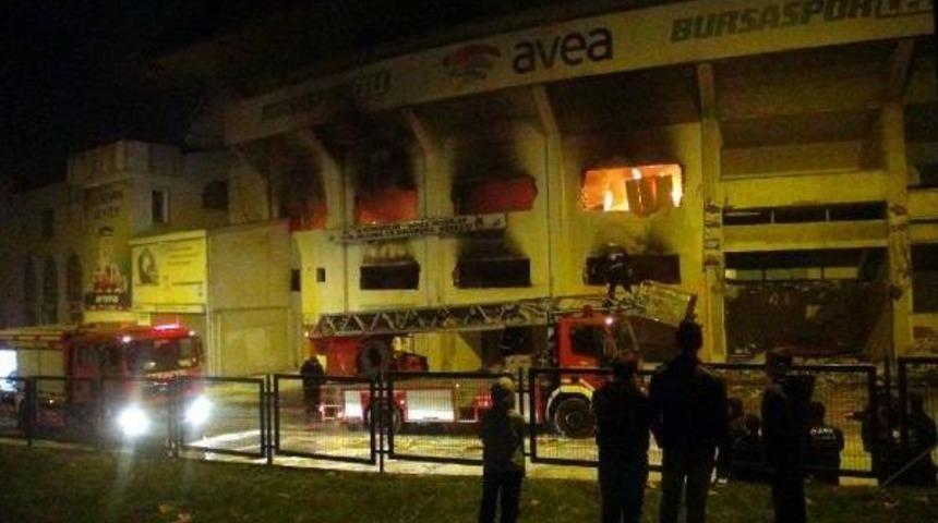 Bursaspor'un Yıkımı S&uuml;ren Atat&uuml;rk Stadyumu'nda Yangın &Ccedil;ıktı