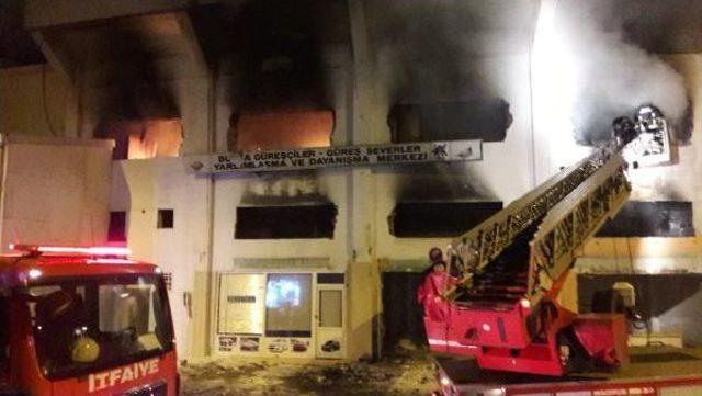 Bursaspor'un Yıkımı Süren Atatürk Stadyumu'nda Yangın Çıktı
