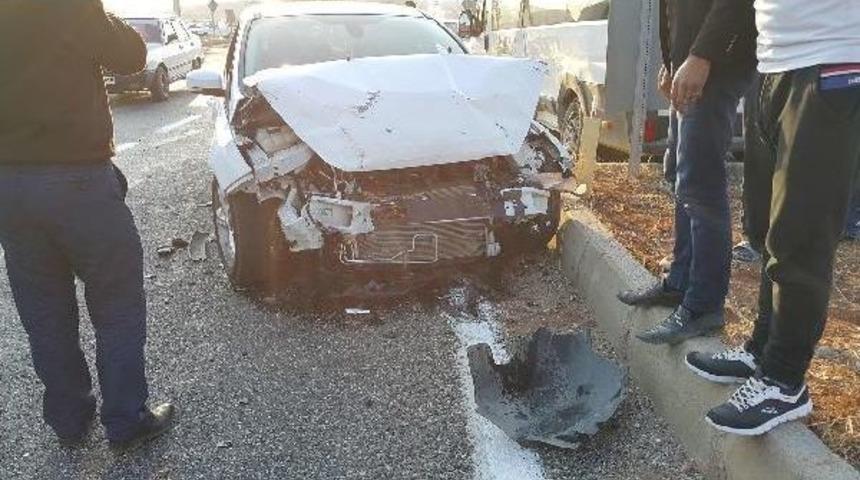 Kahta'da Minib&uuml;s Ile Otomobil &Ccedil;arpıştı: 6 Yaralı