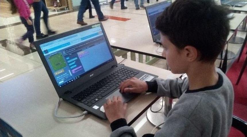 Bimeks Ve Sıradışı Eğitim Gönüllüleri’nden Çocuklara Programlama Eğitimi