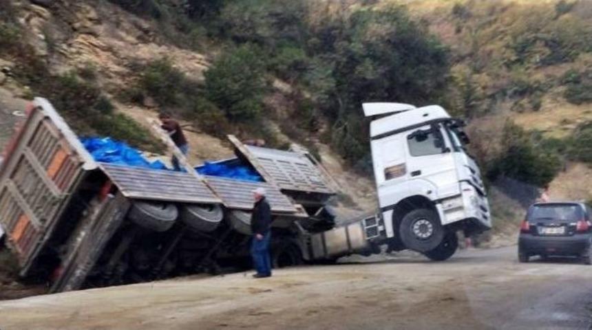 Bartın&rsquo;da K&ouml;m&uuml;r Y&uuml;kl&uuml; Tır Devrildi