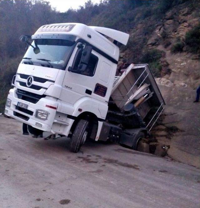 Bartın’da Kömür Yüklü Tır Devrildi