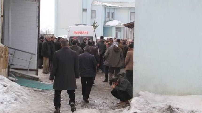 Başkale'de Trafik Kazası; 1 &Ouml;ld&uuml;, 4 Yaralı