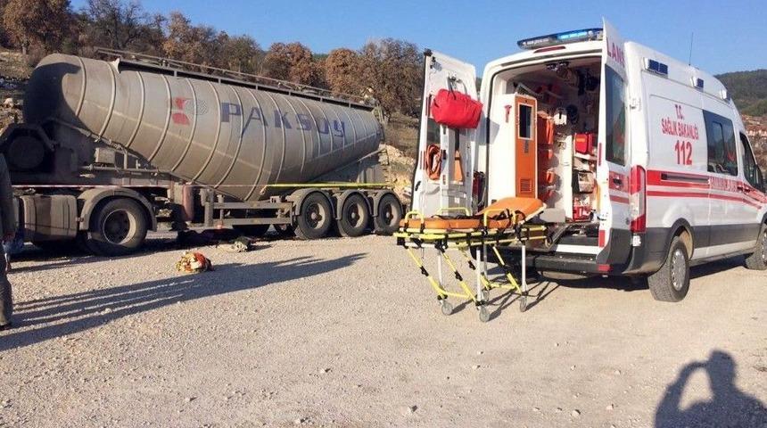 Kamyon Atv&rsquo;ye &Ccedil;arptı: 2 &Ouml;l&uuml;