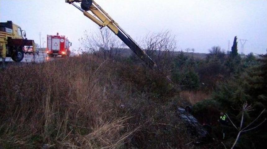 Otomobil Şarampole Yuvarlandı: 1 &Ouml;l&uuml;, 5 Yaralı