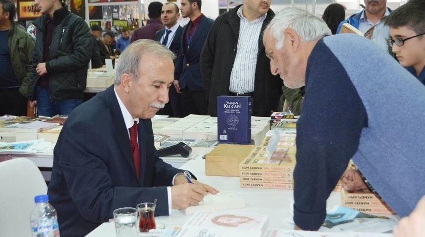 Eski Emniyet M&uuml;d&uuml;r&uuml; Hanefi Avcı, Kitap Fuarında Okuyucularıyla Buluştu