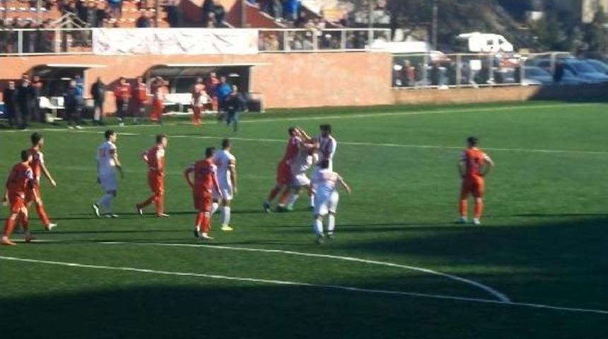 Amat&ouml;r Ma&ccedil;ta Futbolcular Tekme Tokat Kavga Etti