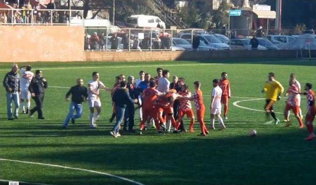 Amatör Maçta Futbolcular Tekme Tokat Kavga Etti