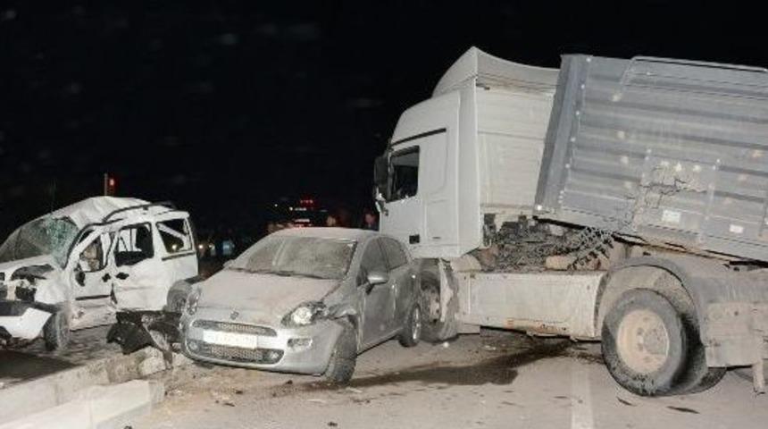 Aksaray&rsquo;da Tır, İki Araca &Ccedil;arptı: 1 &Ouml;l&uuml;