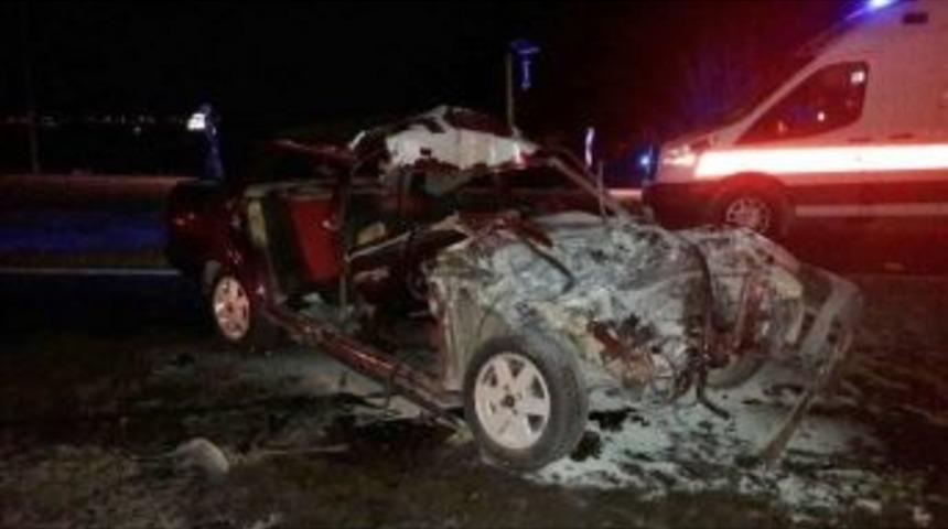 Otomobil Trakt&ouml;re &Ccedil;arptı: 3 Yaralı