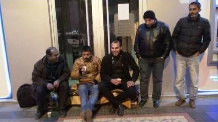 Dondurucu Soğuğa Rağmen 48 Saattir Toki Kuyruğunda Bekliyorlar