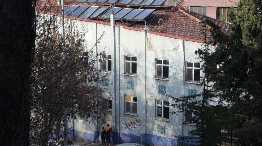 Kırılan G&uuml;neş Enerjisi Panelleri Tehlike Sa&ccedil;ıyor