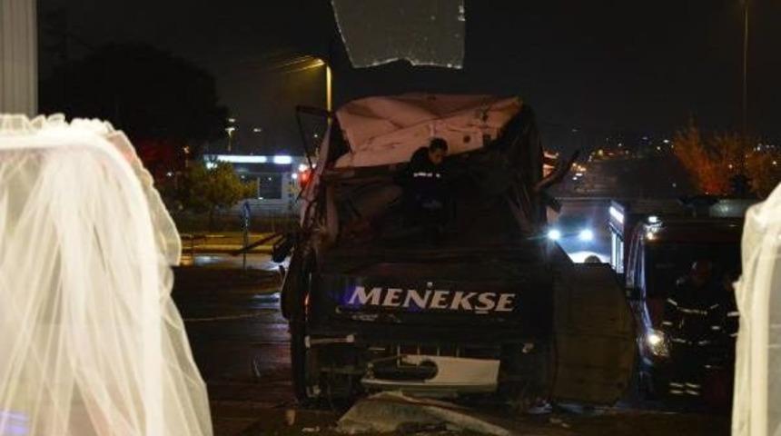 Bursa'da Mobilya Mağazasına Giren Otob&uuml;s&uuml;n Şof&ouml;r&uuml; &Ouml;ld&uuml;