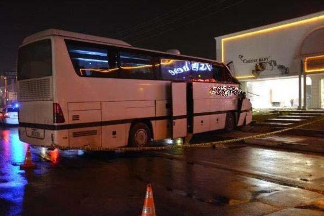 Bursa'da Mobilya Mağazasına Giren Otobüsün Şoförü Öldü