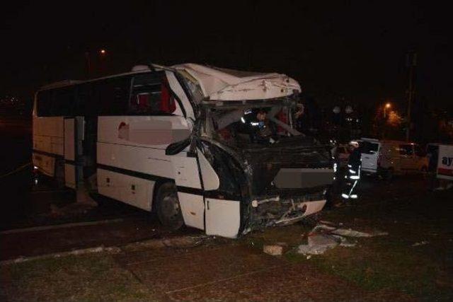 Bursa'da Mobilya Mağazasına Giren Otobüsün Şoförü Öldü