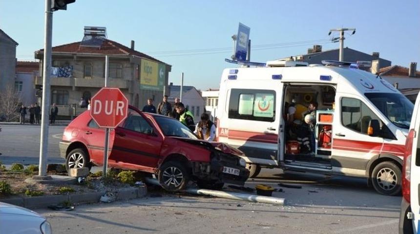 Biga&rsquo;da Trafik Kazası; 3 Yaralı