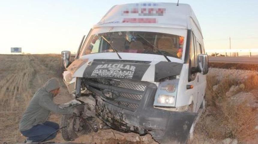 Karaman'da Iş&ccedil;i Servisi Şarampole U&ccedil;tu: 12 Yaralı