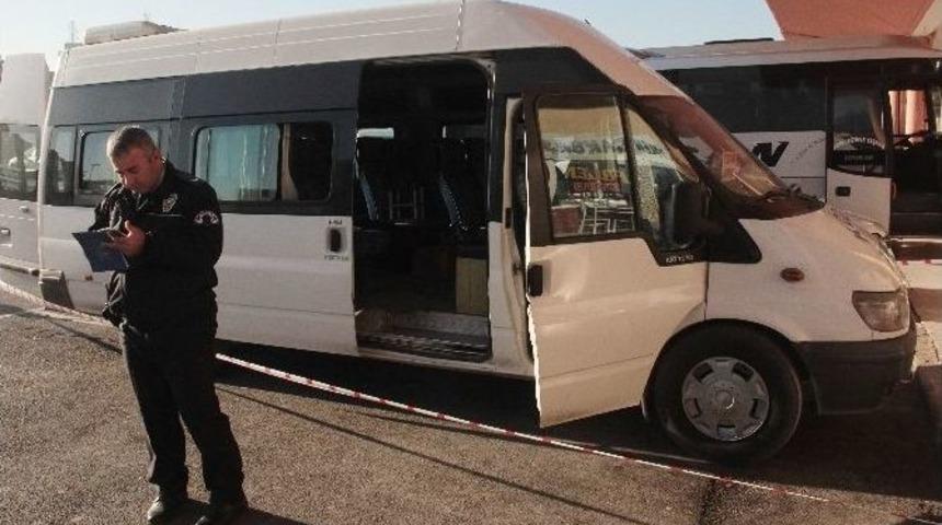 Minib&uuml;s Şof&ouml;r&uuml; Aracında &Ouml;l&uuml; Bulundu