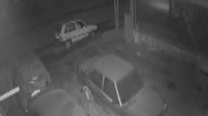 Otomobilin 4 Tekerini &Ccedil;alan Hırsızlar Kameraya Yakalandı