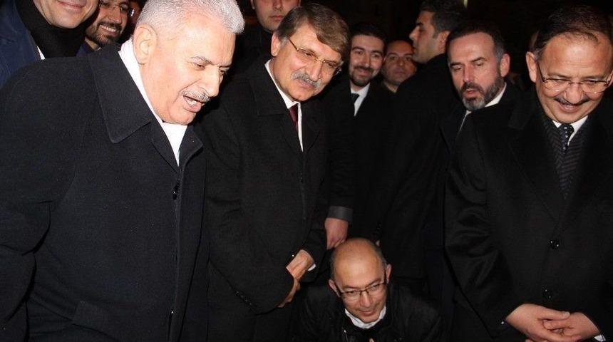Başbakan İle Ayakkabı Boyacısı Arasında G&uuml;ld&uuml;ren Diyalog