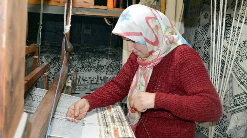 (özel Haber) Odunluğa Kurduğu Dokuma Tezgahıyla Geçimini Sağlıyor
