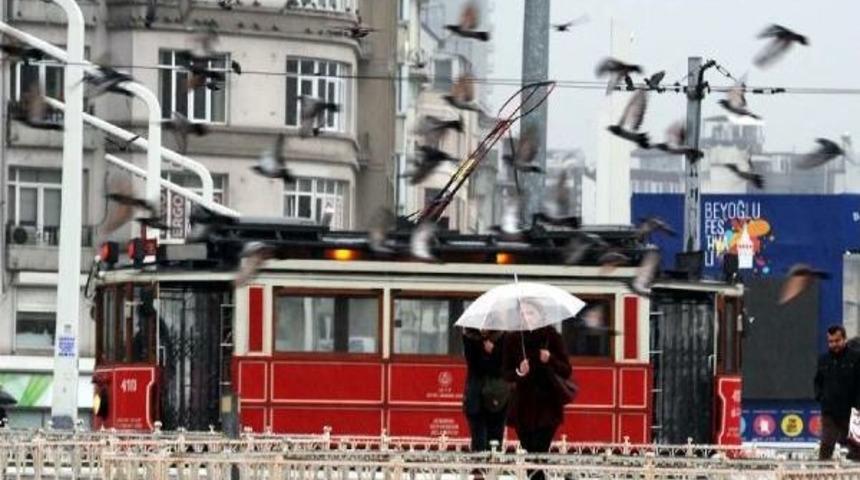 İstanbul'da Sağanak Yağmur Etkisini G&ouml;steriyor
