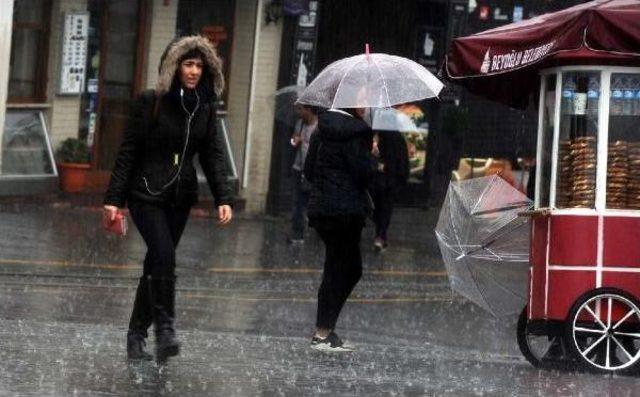 İstanbul'da Sağanak Yağmur Etkisini Gösteriyor