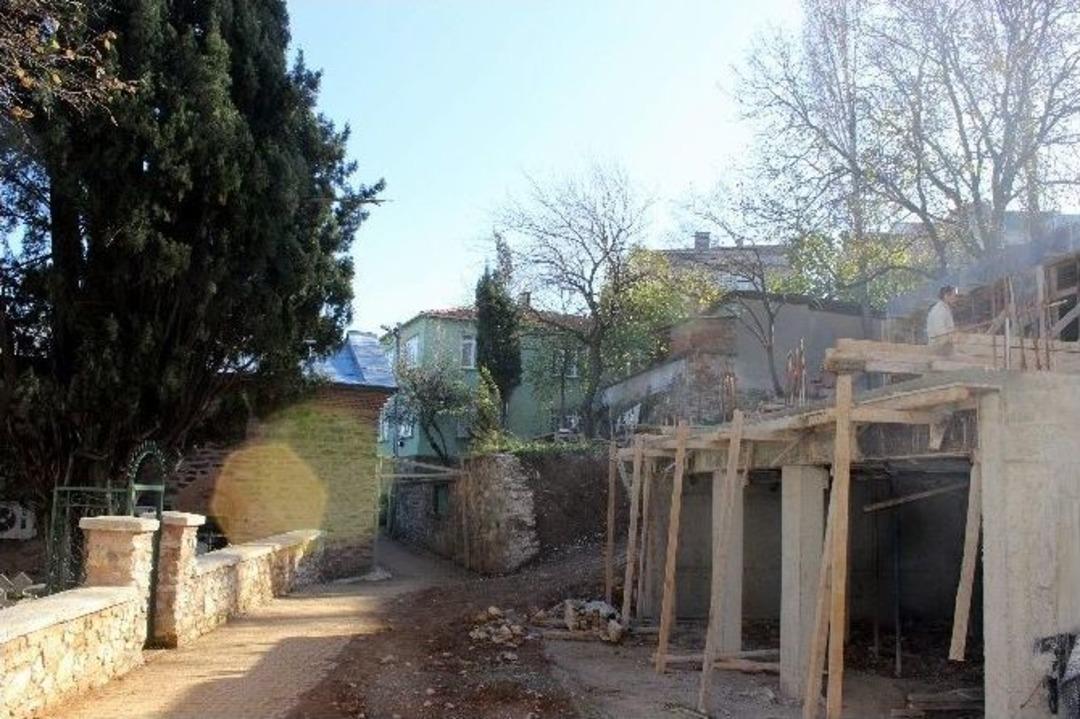 5 Asırlık Duvarı &Ccedil;atlattılar, "yıkılmasın" Diye Kalas Dayadılar...