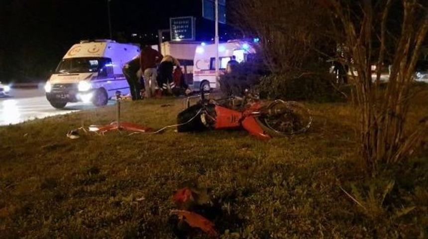 Sapanca'da Motosikletle Otomobil &Ccedil;arpıştı: 2 Yaralı