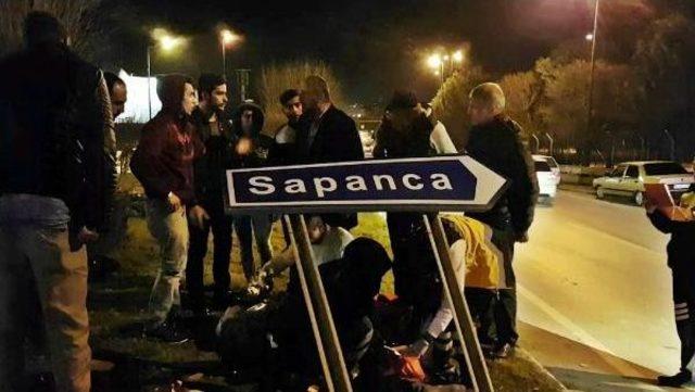 Sapanca'da Motosikletle Otomobil Çarpıştı: 2 Yaralı