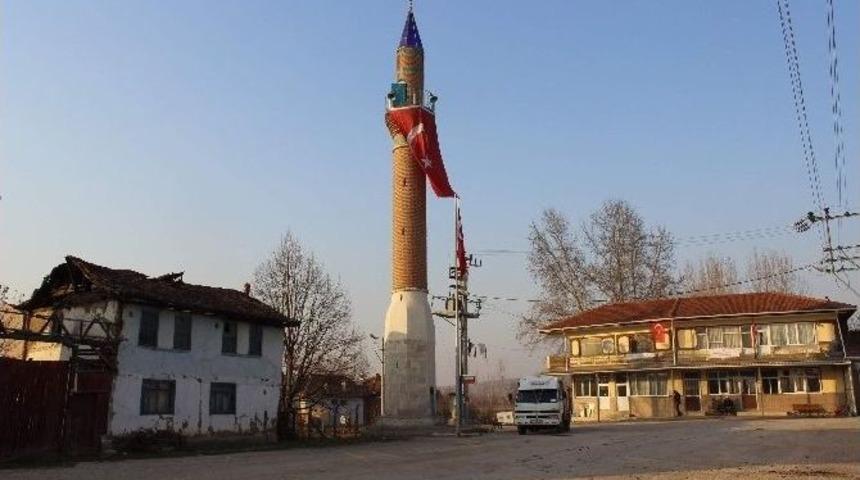 Bu K&ouml;y&uuml;n Minaresi Var, Camisi Yok...